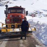 تنها بانوی راهدار کشور در کولاک و برف